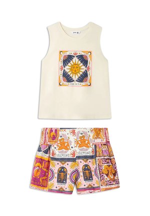 Haut sans manches crème avec un motif visage de soleil et un short à motifs multicolores de signes du zodiaque en tons rose, orange et bleu.