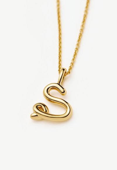 Χρυσό κολιέ με μενταγιόν σε σχήμα στυλιζαρισμένου καλλιγραφικού γράμματος «S» σε λεπτή αλυσίδα, πάνω σε λευκό φόντο.