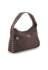 Bolso de ante marrón con tachuelas doradas a lo largo de la correa y los lados, un logo dorado "bg" y un pequeño charm redondo en el tirador del zipper.