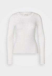 Maglione a maniche lunghe aderente bianco a coste con scollo a girocollo, che mostra la texture e l'etichetta all'interno del colletto.