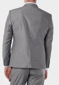 Costume gris sur mesure vu de dos, présentant une texture lisse, des épaules structurées et deux boutons sur les poignets de la veste.