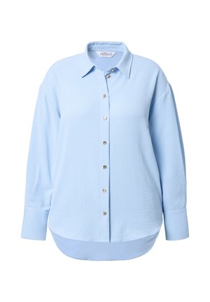 Blusa de manga larga azul claro con botones delanteros, cuello puntiagudo, tela texturizada y botones en tono dorado.