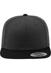 Fekete snapback sapka strukturált dizájnnal. A teste sötétszürke anyagból készült, lapos fekete s billsel és egy kerek logófolttal az oldalán.