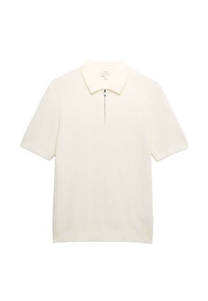 Polo blanco de punto acanalado de manga corta con media cremallera frontal y cuello camisero, colocado plano sobre un fondo blanco.