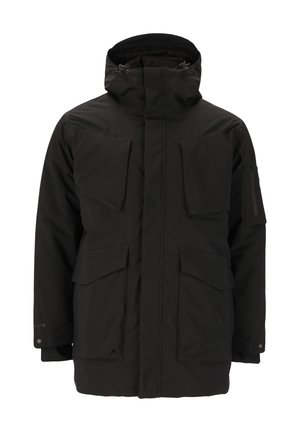 Zwarte geïsoleerde jas met een hoge kraag, verstelbare capuchon, meerdere vo pockets en een ritszak op de mouw voor opbergruimte.