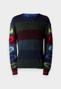 Mehrfarbiger gestreifter Strickpullover mit horizontalen Bahnen in Dunkelgrün, Marineblau, Burgunderrot sowie Akzenten in Hellblau, Rot und Gelb.