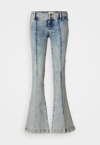 Jean évasé bleu clair en denim avec une finition usée. Comprend une fermeture à boutons à l'avant et des détails de coutures verticales.