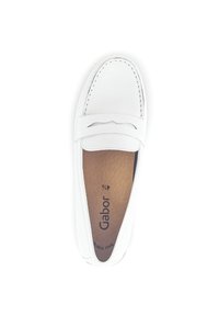 Mocassin en cuir blanc avec un design cousu, présentant une sangle découpée décorative et un bout lisse. L'intérieur montre une semelle intérieure beige avec le logo "Gabor".