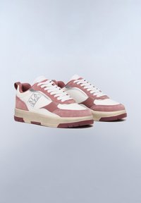 Rosa och vita träningsskor med mocka- och nätstrukturer, med gummisula, snörningsdesign och logotyp på sidan.