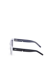 Gafas de sol con montura rectangular transparente y brazos azul marino con acentos texturizados. Las lentes parecen oscuras, el diseño es casual y moderno.