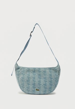 Lichtblauwe gewatteerde schoudertas met verstelbare riem en klein groen krokodillenlogo op het midden voorop.