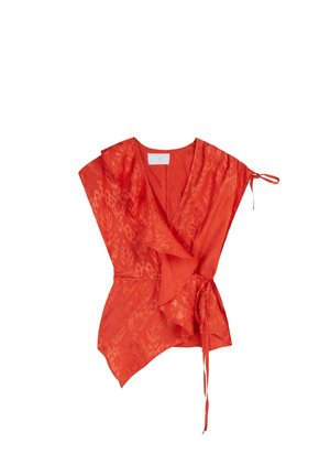 Czerwony top z krótkimi rękawami, z falbanami i wiązaniem w talii. Wykonany z lekkiej, teksturowanej tkaniny o subtelnym wzorze.