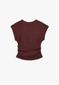 Burgundy toppi, jossa on lyhyet, leveät hihat, sivuilla kerrostettua yksityiskohtaa, valmistettu teksturoidusta kankaasta, pyöreä pääntie ja pehmeä laskos.