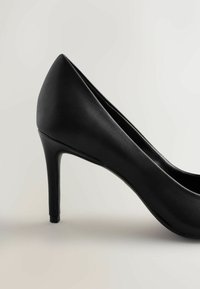 Pantof negru cu toc înalt, realizat din piele texturată, având un vârf ascuțit și un toc subțire, cu o siluetă elegantă și accente minime.