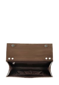 Bruine leren portemonnee met een gestructureerde afwerking. Voorzien van een ritsvak en meerdere kaartsleuven. Sluiting met metalen drukknopen voor extra veiligheid.