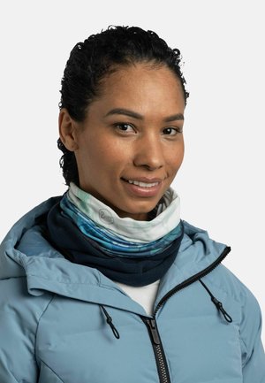 Gaiter para el cuello multicolor con un patrón abstracto en azul y verde, superpuesto sobre una base azul oscura. El tejido parece suave y elástico.