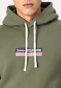 Tommy Hilfiger BOX HOODY - Sudadera - battle green