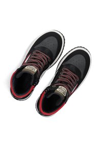 Zwarte high-top sneakers met rode en grijze accenten, textuurleer, geperforeerde neus en dikke rubberen zool. Voorzien van multi-kleurige veters.