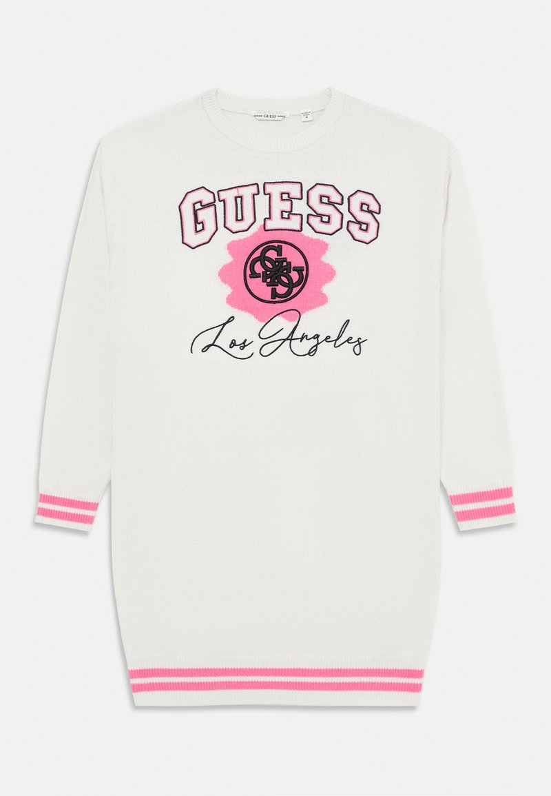 Vit stickad klänning med rosa ränder vid ärmsluten och nederkanten, med en framträdande "GUESS"-logotyp och "Los Angeles" broderat i svart.