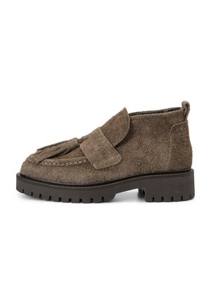 Brauner Wildleder-Loafer mit dicker schwarzer Gummisohle, abgerundeter Spitze und breitem Riemen-Detail oben.