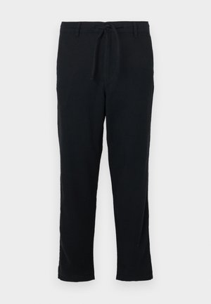 Fekete nadrág puha anyagból, húzózsinórral a deréknál, egyenes szárú kialakítással és egyszerű szegéssel, zsebek vagy díszítések nélkül.