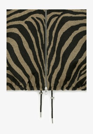 Kledingstuk met zebrapatroon in zwart en tan. Voorzien van een zilverkleurige rits in het midden en trekkoorden met metalen accenten.