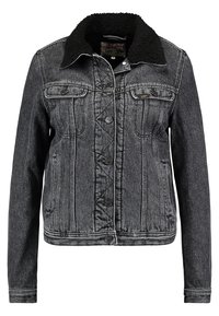 Černá džínová bunda s měkkým, strukturovaným černým límcem, předními kapsami, zavíráním na knoflíky a viditelnými švy. Klasický úzký střih.