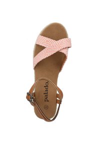 Sandalía con tiras entrelazadas en naranja y blanco, correa de tobillo ajustable en marrón y plantilla acolchada en tono ecru.