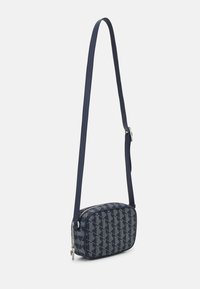 Borsa a tracolla con motivo navy, chiusura con zip, forma rettangolare, texture liscia e tracolla regolabile. Presenta accenti geometrici.