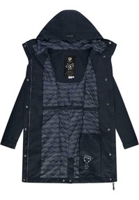 Marinblå vattentät jacka med huva, med ett mönstrat foder, tryckknappar, dragkedjestängning och en ficka med en tryckt logotyp.