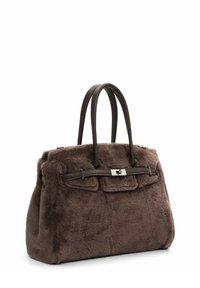 Brun faux fur taske med en struktureret form, dobbelte læderhåndtag og en sølvfarvet hardware-låse detalje foran.