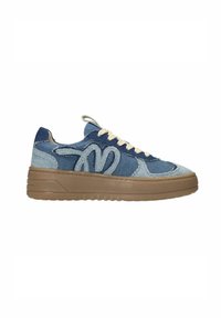Denim sneakers met een gemengd blauwe kleurenschema, een dikke bruine rubberen zool, beige veters en opvallende stikdetails.
