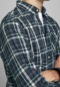 Groen- en marineblauw geruit overhemd met knopen, kraag, lange mouwen en borstzak, gemaakt van lichtgewicht katoenen stof.