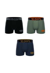 Trois paires de boxers pour hommes : noir, vert olive avec ceinture orange et bleu marine avec ceinture dorée. Chacune présente un logo.
