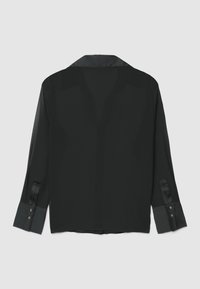 Camicia nera trasparente con colletto, maniche lunghe e polsini con bottoni arricchiti da dettagli in satin. Il retro presenta un design liscio e senza cuciture.