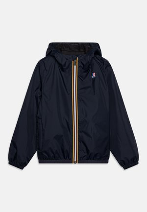 Giacca leggera navy, con cappuccio, polsini elastici, dotata di una zip frontale con righe gialle, blu e bianche, e una piccola toppa con logo.