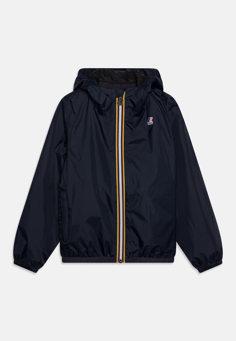 Giacca leggera navy, con cappuccio, polsini elastici, dotata di una zip frontale con righe gialle, blu e bianche, e una piccola toppa con logo.
