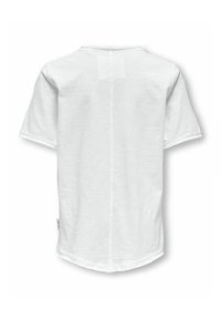 Biała, krótka koszulka z krótkim rękawem, gładki materiał, zaokrąglony dół, z tyłu pionowa szew, prosty design bez wzorów czy akcentów.