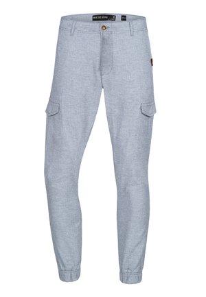Lichtgrijze cargobroek met een gestructureerde afwerking, elastische manchet, en een zijzak; heeft een knoopsluiting en een merklabel op de tailleband.