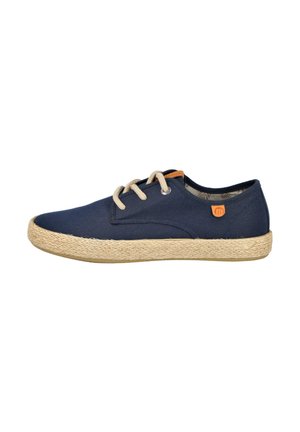 Zapato casual azul marino con cordones, suela beige con textura de cuerda y etiquetas de cuero marrón claro en la lengüeta y el lateral.