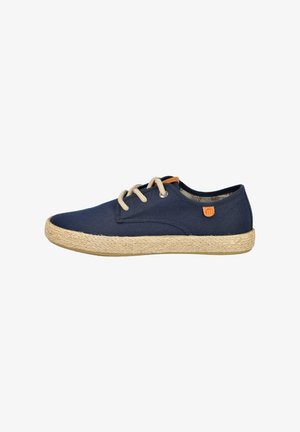 Zapato casual azul marino con cordones, suela beige con textura de cuerda y etiquetas de cuero marrón claro en la lengüeta y el lateral.
