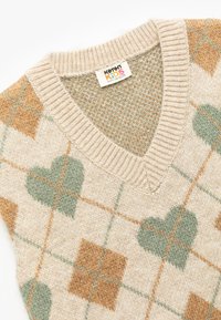 Beige gebreide kindertrui met V-hals, voorzien van een patroon van groene harten en bruine vierkanten. Zachte textuur met geribbelde randen.