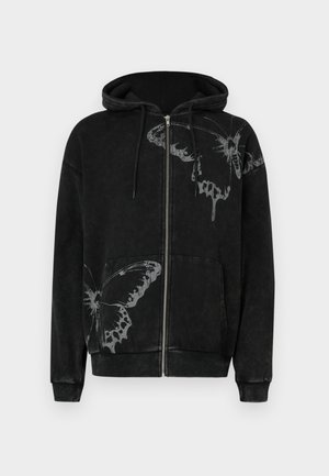 Μαύρο φούτερ με φερμουάρ από μαλακό υλικό, με λευκά σχέδια πεταλούδας στο μπροστινό μέρος. Διαθέτει κουκούλα και μπροστινές τσέπες.