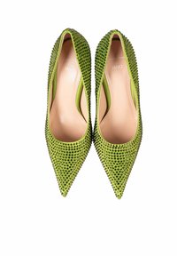Zapatos de tacón alto verdes con punta afilada adornados con brillantes tachuelas negras, que cuentan con un forro interior suave y una silueta elegante.