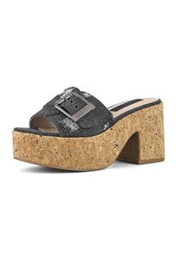 Sandales plateformes en denim noir avec une base en liège, dotées d'une boucle en argent et d'une texture usée sur la sangle supérieure du pied.