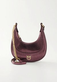 Metalna ljubičasta kožna torba s zakrivljenim oblikom. Ima remen od zlatnog lanca i zlatni logo na prednjoj strani. Glatka tekstura.