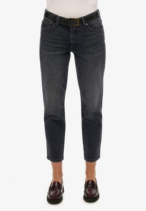 Mørkegrå denimjeans med lige snit, cropped længde, fem lommer og et sort bælte med firkantet spænde. Glat tekstur.
