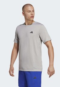 adidas Performance TRAIN ESSENTIALS COMFORT - Sportfelső - medium grey heather   white   black