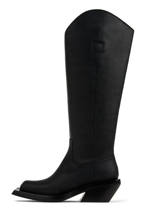 Hoher schwarzer Leder-Cowboystiefel mit schrägem Absatz und minimalen Nähten, Seitenansicht auf weißem Hintergrund.