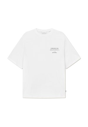 Vit t-shirt med kort ärm och rund halsringning. Har texten "LOWER WEST SIDE" och en logotyp i svart på vänster bröstområde. Enkel design.